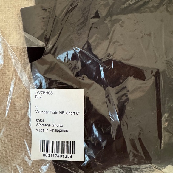 🌸Lululemon High-Rise 8”Train Black Shorts size 2 - Picture 9 of 9